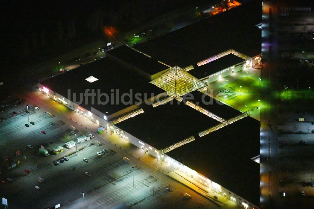 Frankfurt (Oder) bei Nacht von oben - Nachtluftbild Einkaufs- Zentrum Spitzkrug Multi Center in Frankfurt (Oder) im Bundesland Brandenburg, Deutschland