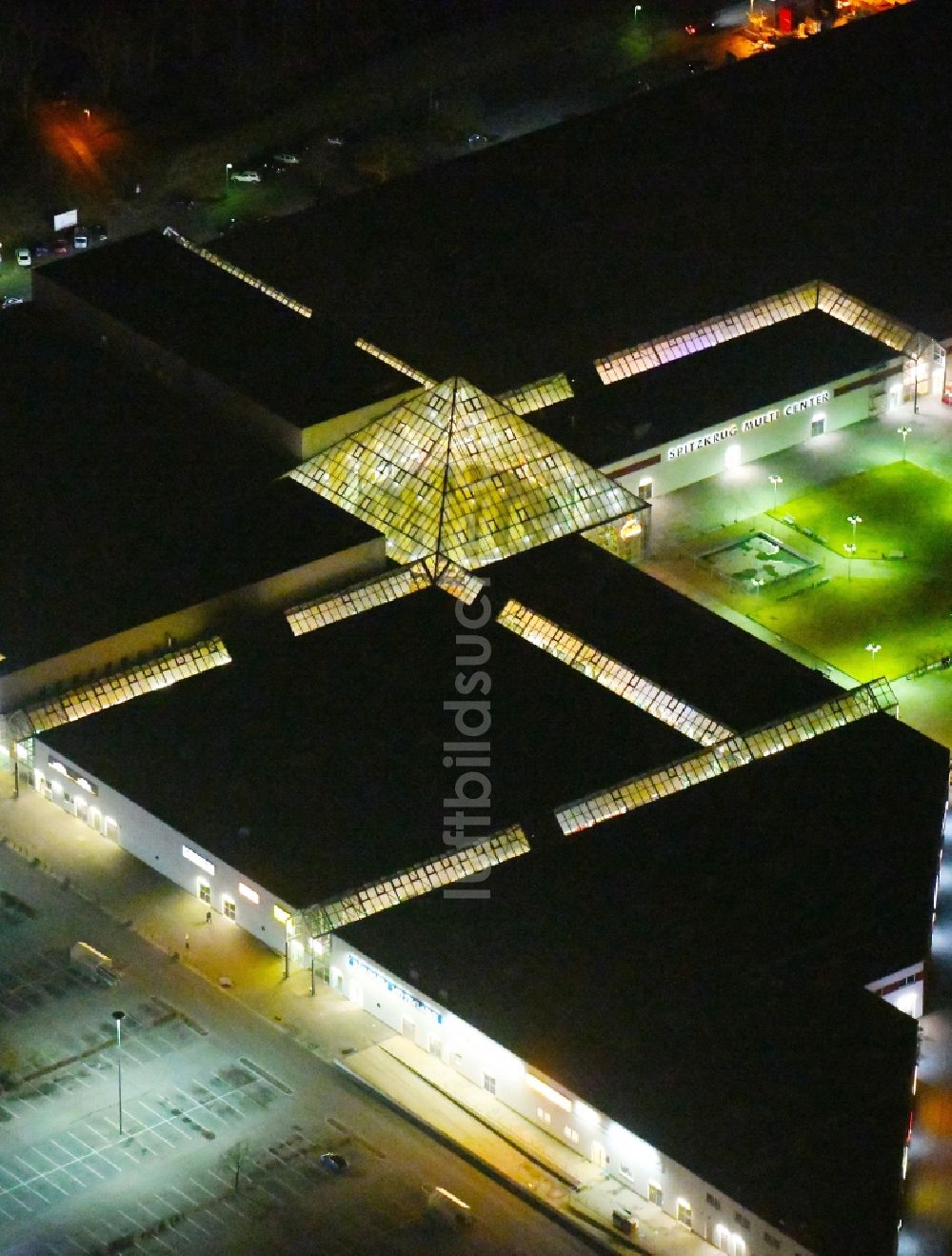 Frankfurt (Oder) bei Nacht aus der Vogelperspektive: Nachtluftbild Einkaufs- Zentrum Spitzkrug Multi Center in Frankfurt (Oder) im Bundesland Brandenburg, Deutschland