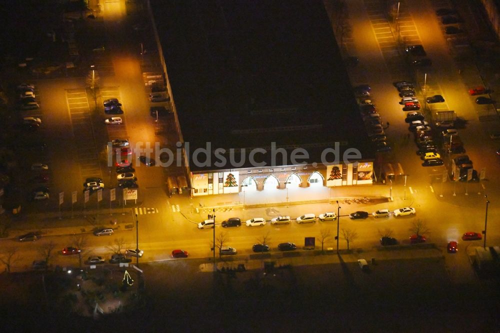 Leipzig bei Nacht aus der Vogelperspektive: Nachtluftbild Einkaufs- Zentrum Str. des 18. Oktober Ecke Szendreistraße in Leipzig im Bundesland Sachsen, Deutschland