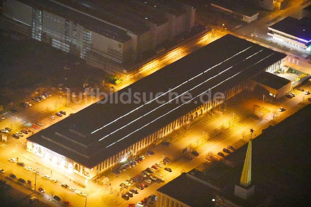 Nachtluftbild Leipzig - Nachtluftbild Einkaufs- Zentrum Str. des 18. Oktober Ecke Szendreistraße in Leipzig im Bundesland Sachsen, Deutschland