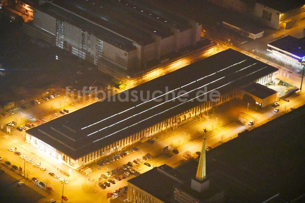 Nacht-Luftaufnahme Leipzig - Nachtluftbild Einkaufs- Zentrum Str. des 18. Oktober Ecke Szendreistraße in Leipzig im Bundesland Sachsen, Deutschland