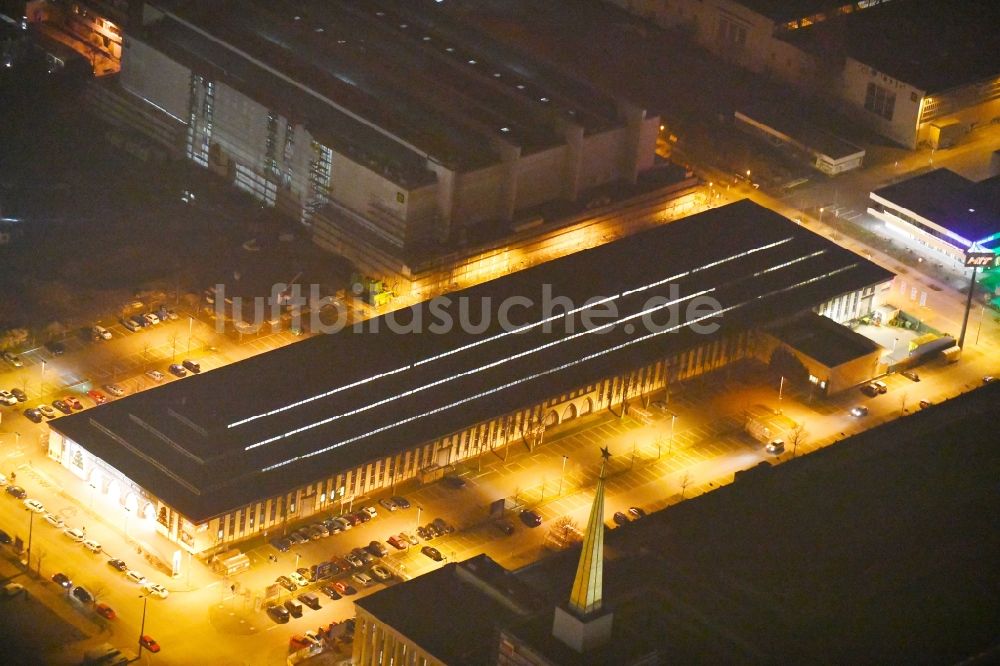 Leipzig bei Nacht von oben - Nachtluftbild Einkaufs- Zentrum Str. des 18. Oktober Ecke Szendreistraße in Leipzig im Bundesland Sachsen, Deutschland