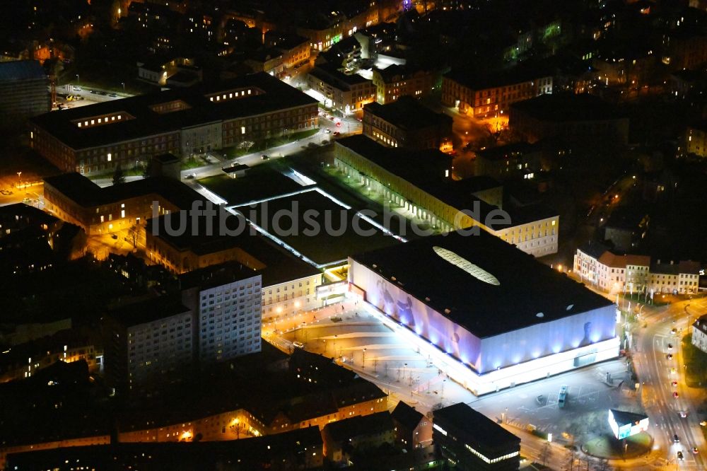 Weimar bei Nacht aus der Vogelperspektive: Nachtluftbild Einkaufs- Zentrum Weimar Atrium an der Friedensstraße in Weimar im Bundesland Thüringen, Deutschland