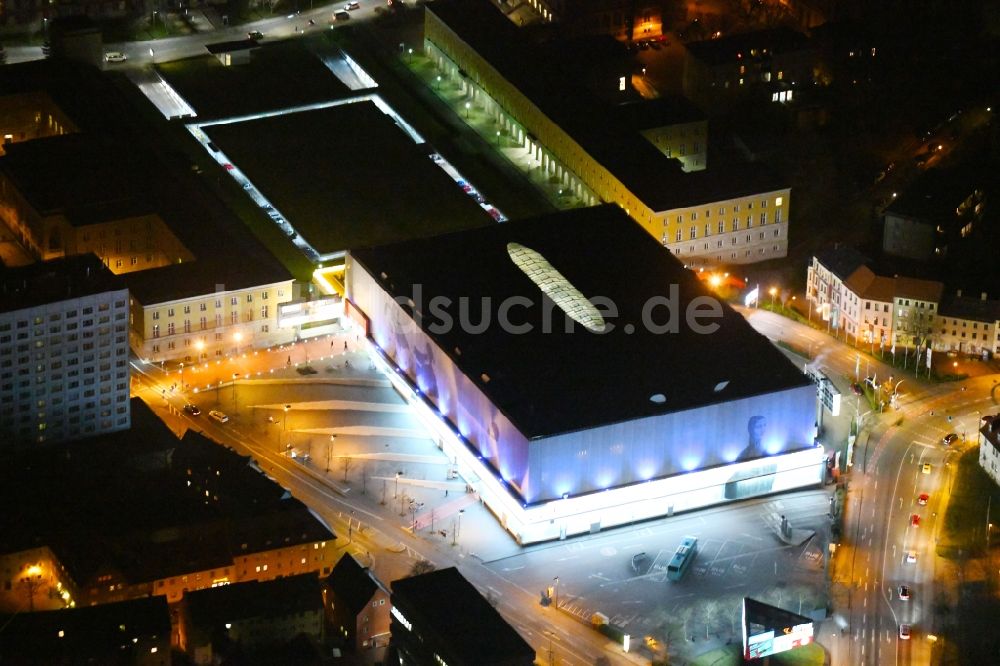 Nachtluftbild Weimar - Nachtluftbild Einkaufs- Zentrum Weimar Atrium an der Friedensstraße in Weimar im Bundesland Thüringen, Deutschland