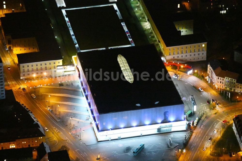 Nacht-Luftaufnahme Weimar - Nachtluftbild Einkaufs- Zentrum Weimar Atrium an der Friedensstraße in Weimar im Bundesland Thüringen, Deutschland