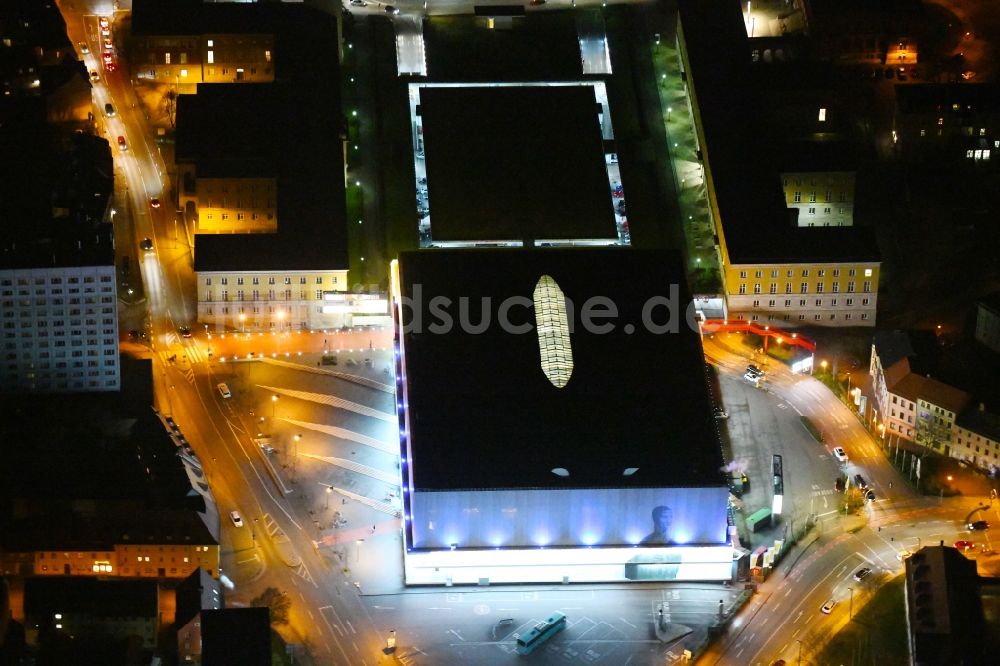 Weimar bei Nacht von oben - Nachtluftbild Einkaufs- Zentrum Weimar Atrium an der Friedensstraße in Weimar im Bundesland Thüringen, Deutschland