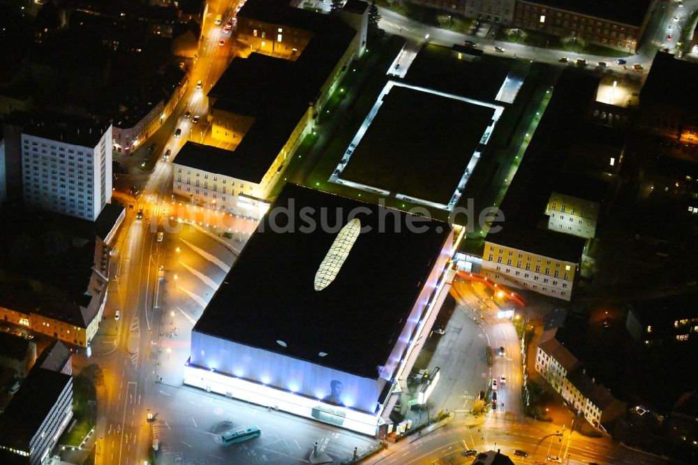 Weimar bei Nacht aus der Vogelperspektive: Nachtluftbild Einkaufs- Zentrum Weimar Atrium an der Friedensstraße in Weimar im Bundesland Thüringen, Deutschland