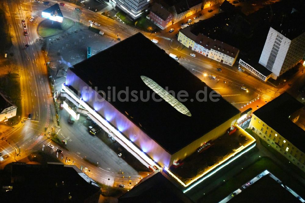 Nachtluftbild Weimar - Nachtluftbild Einkaufs- Zentrum Weimar Atrium an der Friedensstraße in Weimar im Bundesland Thüringen, Deutschland