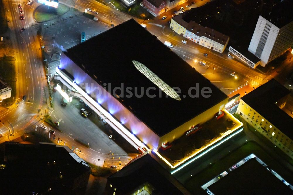 Nacht-Luftaufnahme Weimar - Nachtluftbild Einkaufs- Zentrum Weimar Atrium an der Friedensstraße in Weimar im Bundesland Thüringen, Deutschland