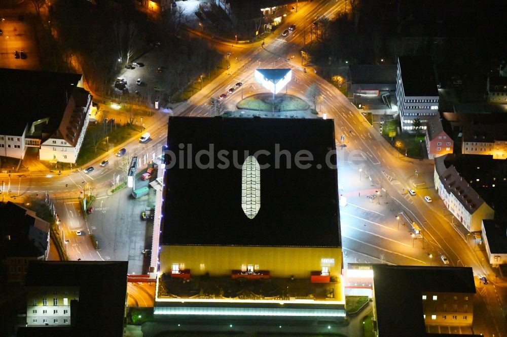 Weimar bei Nacht von oben - Nachtluftbild Einkaufs- Zentrum Weimar Atrium an der Friedensstraße in Weimar im Bundesland Thüringen, Deutschland