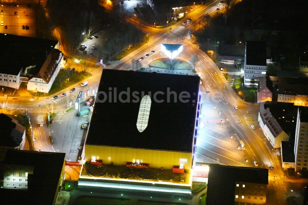 Weimar bei Nacht aus der Vogelperspektive: Nachtluftbild Einkaufs- Zentrum Weimar Atrium an der Friedensstraße in Weimar im Bundesland Thüringen, Deutschland