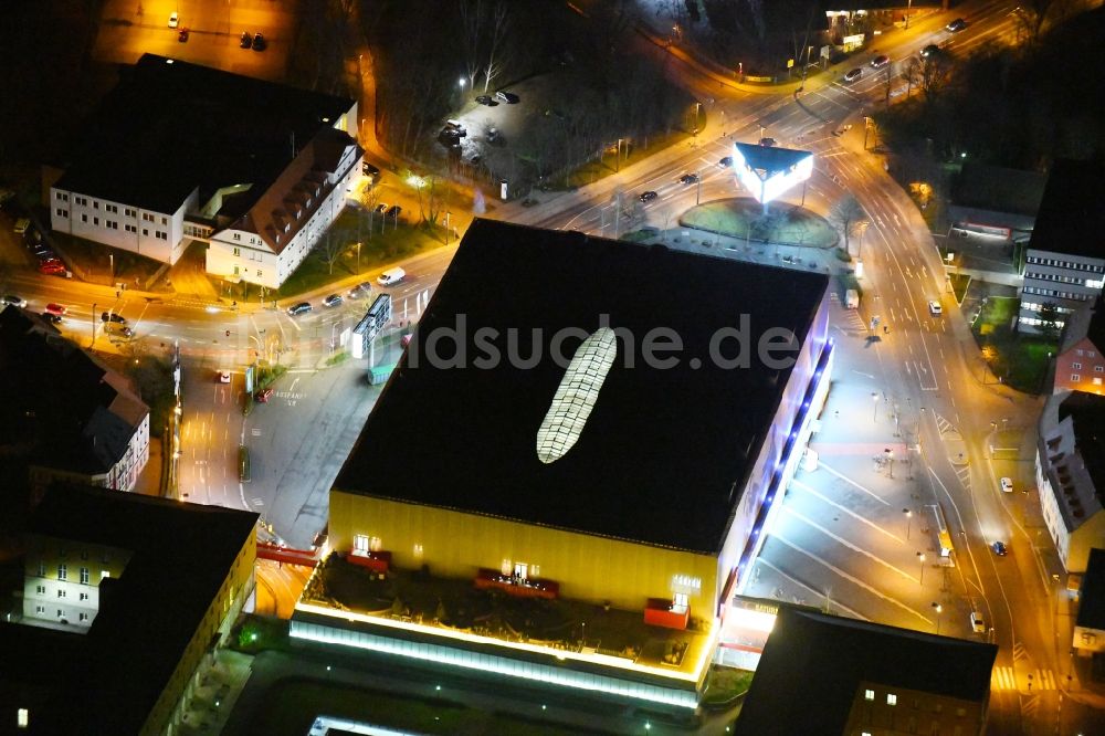 Nacht-Luftaufnahme Weimar - Nachtluftbild Einkaufs- Zentrum Weimar Atrium an der Friedensstraße in Weimar im Bundesland Thüringen, Deutschland