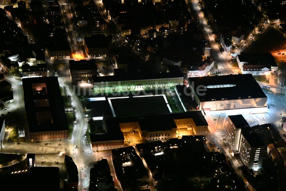 Nacht-Luftaufnahme Weimar - Nachtluftbild Einkaufs- Zentrum Weimar Atrium in Weimar im Bundesland Thüringen, Deutschland