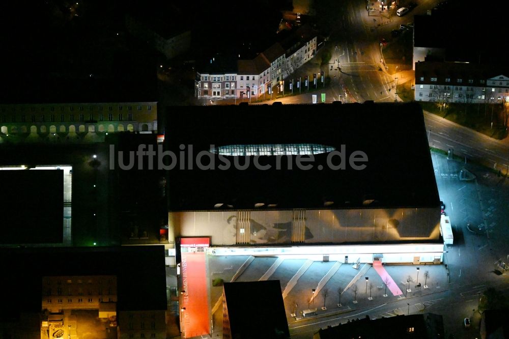 Weimar bei Nacht von oben - Nachtluftbild Einkaufs- Zentrum Weimar Atrium in Weimar im Bundesland Thüringen, Deutschland