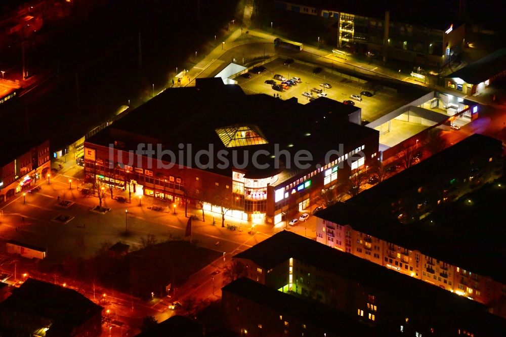 Nacht-Luftaufnahme Hennigsdorf - Nachtluftbild Einkaufs- Zentrum zwischen Postplatz und Poststraße in Hennigsdorf im Bundesland Brandenburg, Deutschland