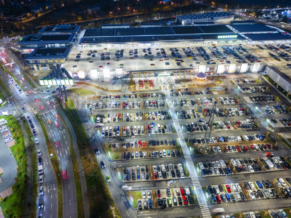 Dresden bei Nacht aus der Vogelperspektive: Nachtluftbild Einkaufszentrum Kaufpark Dresden in Dresden im Bundesland Sachsen, Deutschland