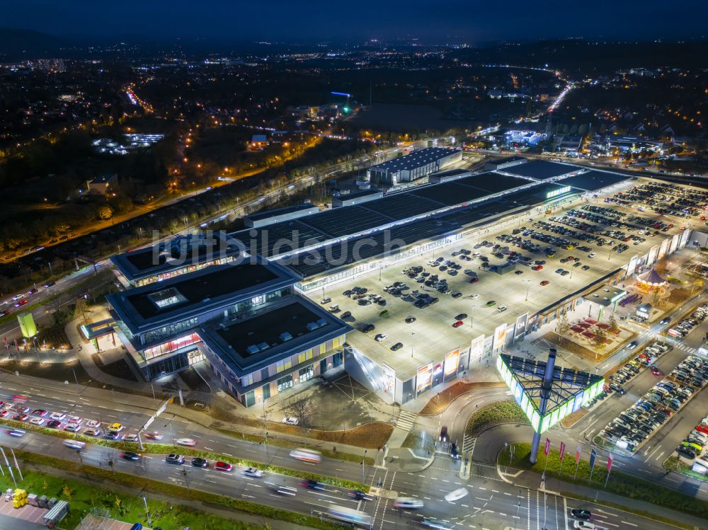 Dresden bei Nacht aus der Vogelperspektive: Nachtluftbild Einkaufszentrum Kaufpark Dresden in Dresden im Bundesland Sachsen, Deutschland