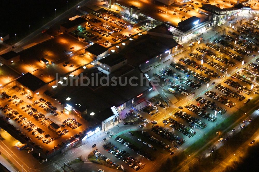 Ahrensfelde bei Nacht von oben - Nachtluftbild Einkaufszentrum KaufPark Eiche in Ahrensfelde im Bundesland Brandenburg