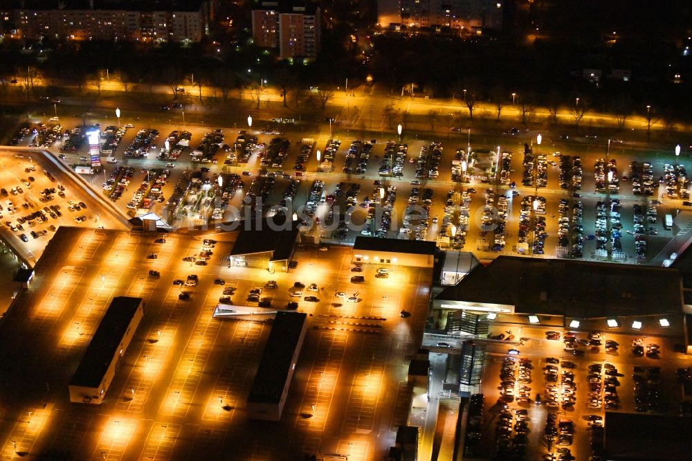 Ahrensfelde bei Nacht von oben - Nachtluftbild Einkaufszentrum KaufPark Eiche in Ahrensfelde im Bundesland Brandenburg