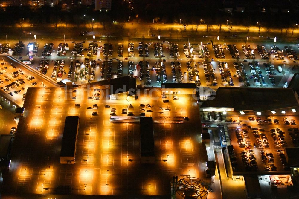 Ahrensfelde bei Nacht aus der Vogelperspektive: Nachtluftbild Einkaufszentrum KaufPark Eiche in Ahrensfelde im Bundesland Brandenburg