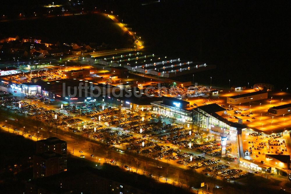 Ahrensfelde bei Nacht von oben - Nachtluftbild Einkaufszentrum KaufPark Eiche in Ahrensfelde im Bundesland Brandenburg