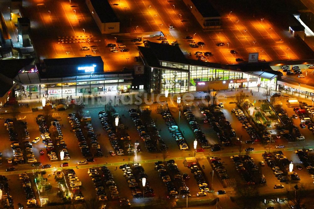 Ahrensfelde bei Nacht von oben - Nachtluftbild Einkaufszentrum KaufPark Eiche in Ahrensfelde im Bundesland Brandenburg