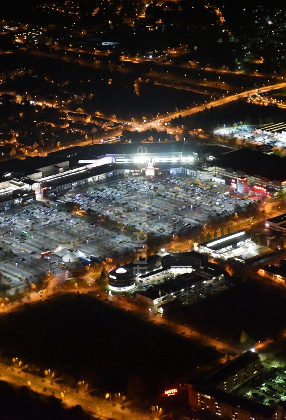 Leipzig bei Nacht von oben - Nachtluftbild Einkaufszentrum Paunsdorf Center der mfi Management für Immobilien AG in Leipzig im Bundesland Sachsen