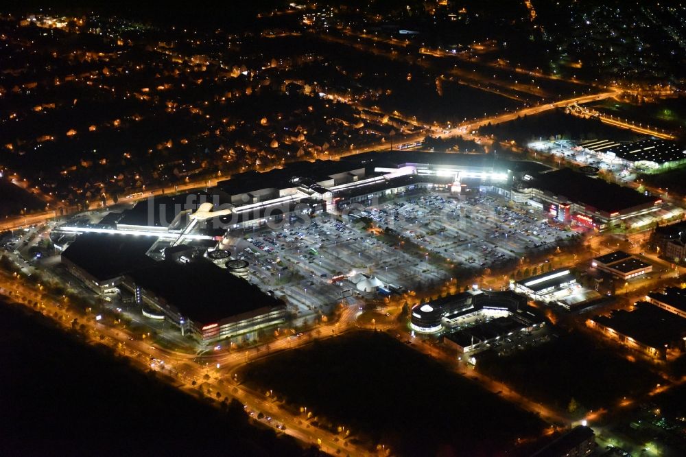 Leipzig bei Nacht aus der Vogelperspektive: Nachtluftbild Einkaufszentrum Paunsdorf Center der mfi Management für Immobilien AG in Leipzig im Bundesland Sachsen