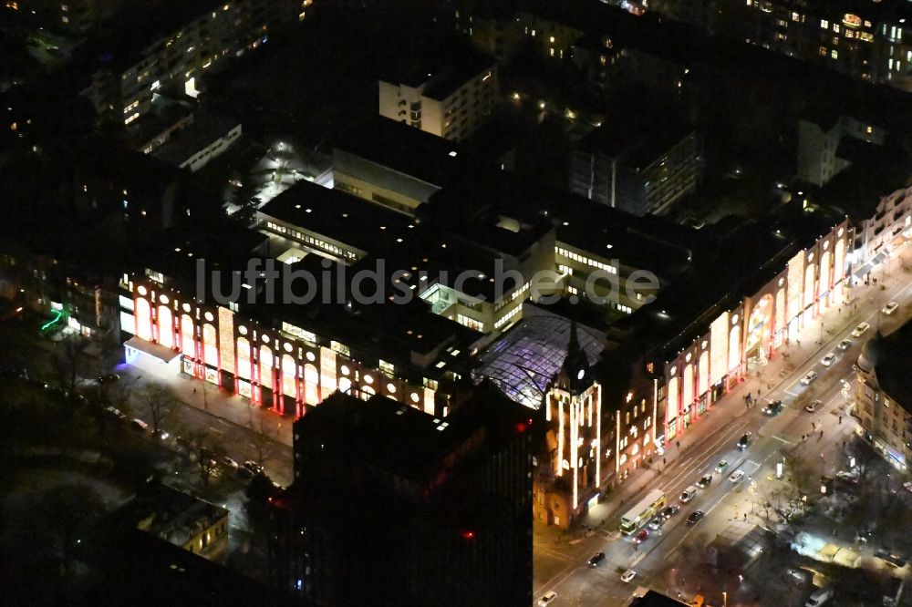 Berlin bei Nacht aus der Vogelperspektive: Nachtluftbild Einkaufszentrum „ Das Schloss “ in der Schloßstraße in Berlin - Steglitz