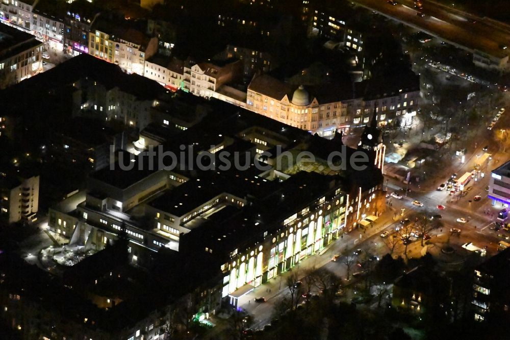 Berlin bei Nacht von oben - Nachtluftbild Einkaufszentrum „ Das Schloss “ in der Schloßstraße in Berlin - Steglitz