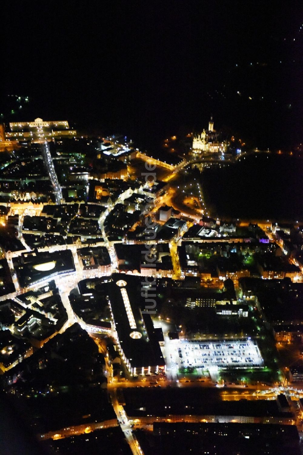 Schwerin bei Nacht von oben - Nachtluftbild Einkaufszentrum Schlosspark-Center der ECE Gruppe und der Marienplatz-Galerie in Schwerin in Mecklenburg-Vorpommern