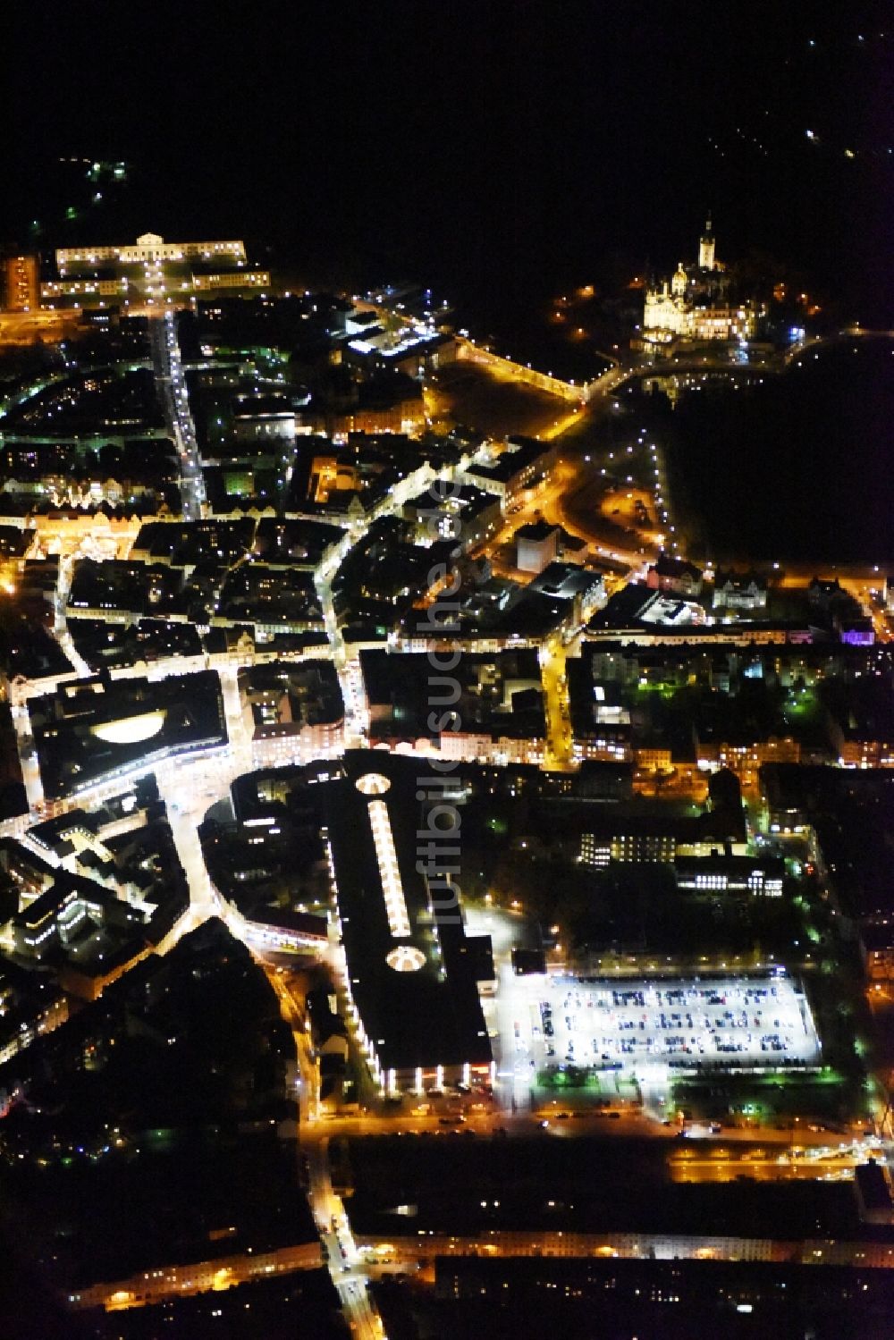 Schwerin bei Nacht aus der Vogelperspektive: Nachtluftbild Einkaufszentrum Schlosspark-Center der ECE Gruppe und der Marienplatz-Galerie in Schwerin in Mecklenburg-Vorpommern