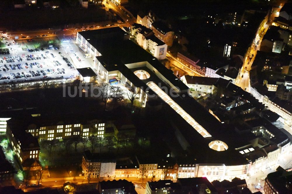 Schwerin bei Nacht aus der Vogelperspektive: Nachtluftbild Einkaufszentrum Schlosspark-Center der ECE Gruppe in Schwerin in Mecklenburg-Vorpommern