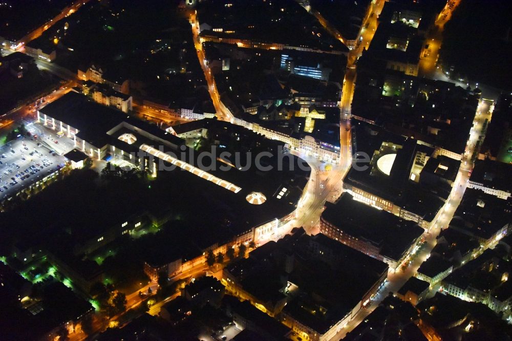 Schwerin bei Nacht aus der Vogelperspektive: Nachtluftbild Einkaufszentrum Schlosspark-Center der ECE Gruppe in Schwerin in Mecklenburg-Vorpommern