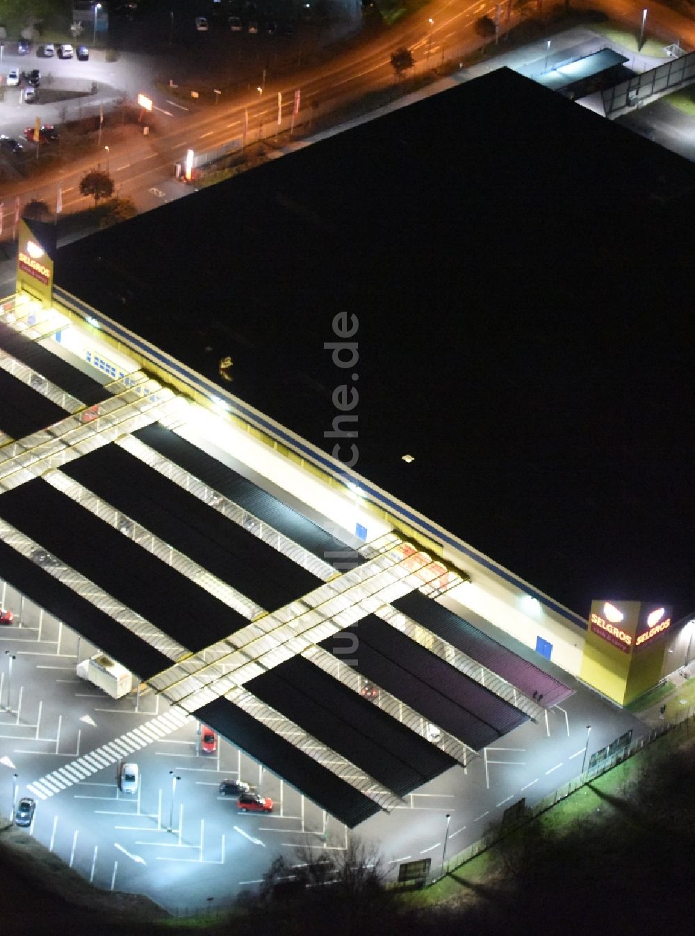 Aschaffenburg bei Nacht aus der Vogelperspektive: Nachtluftbild Einkaufszentrum SELGROS Cash & Carry in Aschaffenburg im Bundesland Bayern