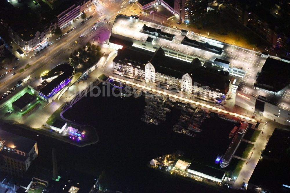 Berlin bei Nacht aus der Vogelperspektive: Nachtluftbild Einkaufszentrum Tempelhofer Hafen im Bezirk Tempelhof in Berlin