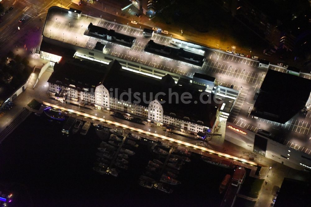 Berlin bei Nacht aus der Vogelperspektive: Nachtluftbild Einkaufszentrum Tempelhofer Hafen im Bezirk Tempelhof in Berlin