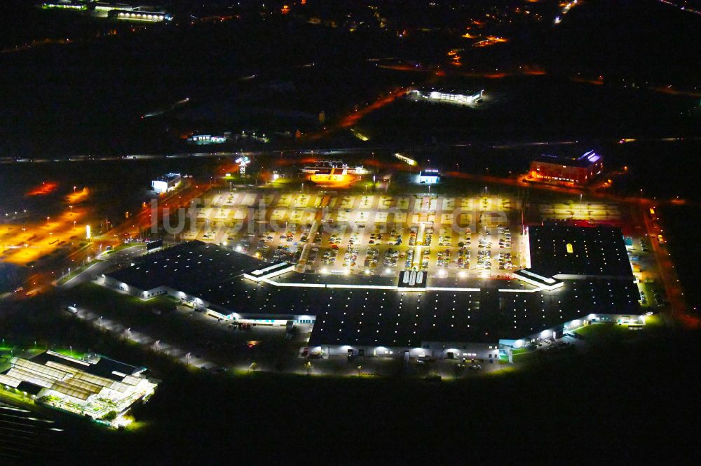 Landsberg bei Nacht von oben - Nachtluftbild Einkaufzentrum Halle Center in Landsberg im Bundesland Sachsen-Anhalt, Deutschland