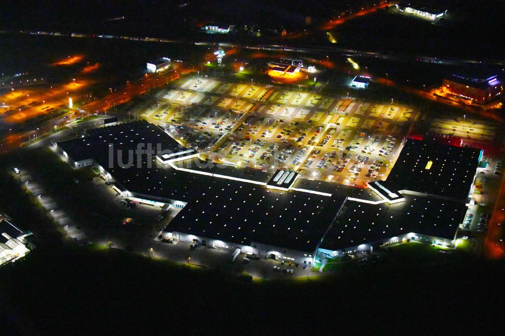 Landsberg bei Nacht aus der Vogelperspektive: Nachtluftbild Einkaufzentrum Halle Center in Landsberg im Bundesland Sachsen-Anhalt, Deutschland