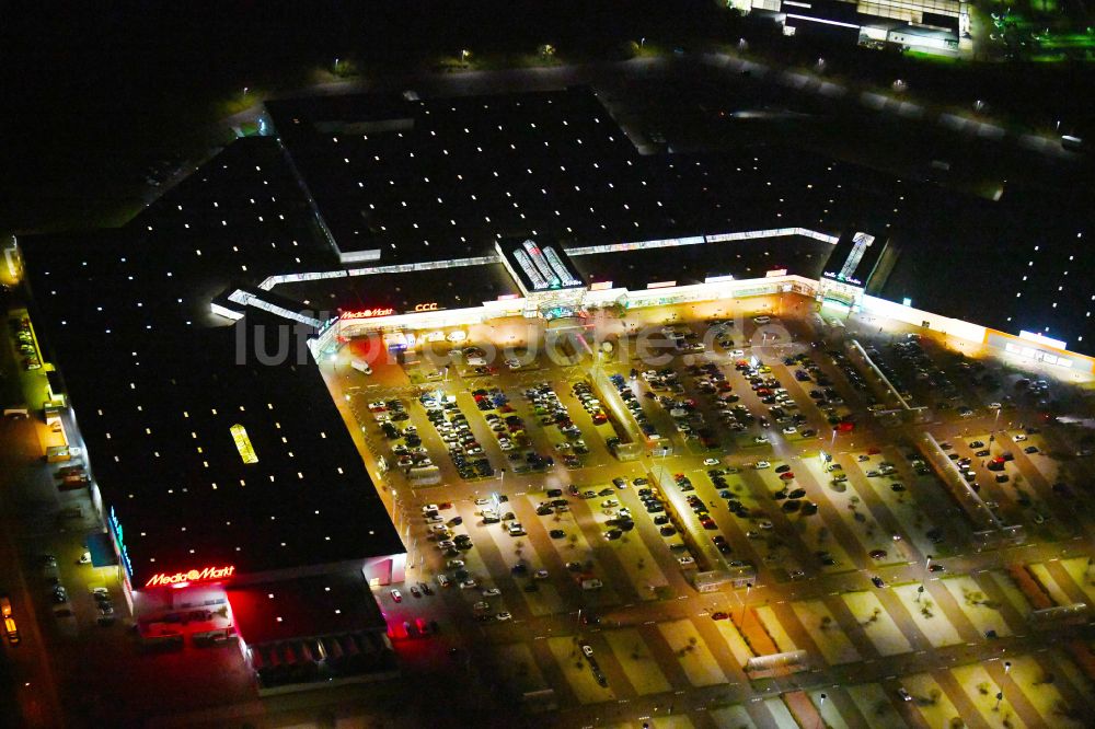 Landsberg bei Nacht aus der Vogelperspektive: Nachtluftbild Einkaufzentrum Halle Center in Landsberg im Bundesland Sachsen-Anhalt, Deutschland