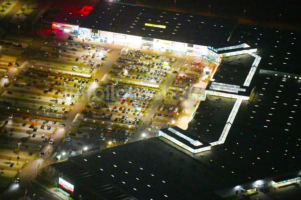 Landsberg bei Nacht aus der Vogelperspektive: Nachtluftbild Einkaufzentrum Halle Center in Landsberg im Bundesland Sachsen-Anhalt, Deutschland