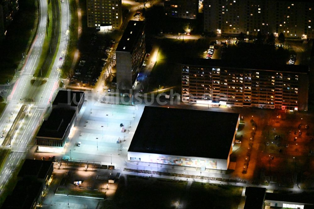 Jena bei Nacht aus der Vogelperspektive: Nachtluftbild Einkaufzentrum in Jena im Bundesland Thüringen, Deutschland