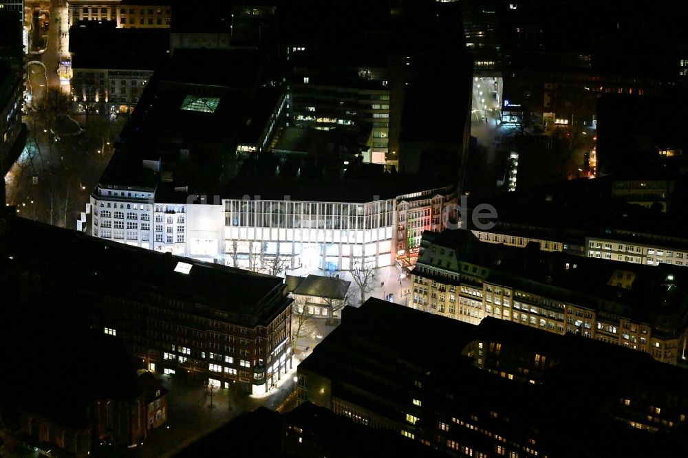 Hamburg bei Nacht aus der Vogelperspektive: Nachtluftbild Einkaufzentrum in der Mönckebergstraße in Hamburg, Deutschland