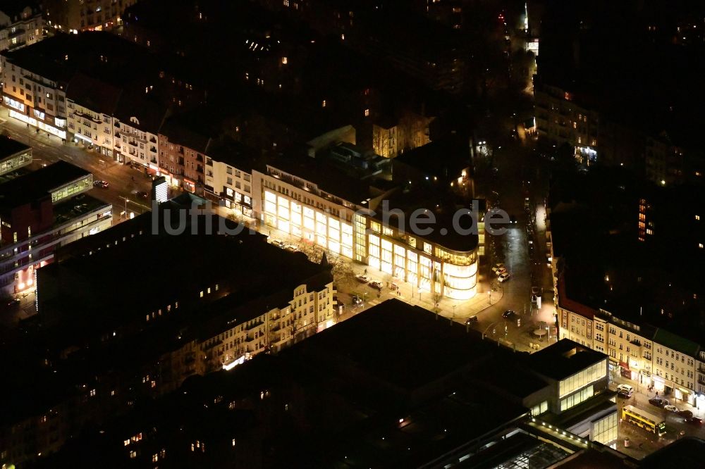 Berlin bei Nacht von oben - Nachtluftbild Einkaufzentrum Peek & Cloppenburg im Ortsteil Steglitz in Berlin, Deutschland