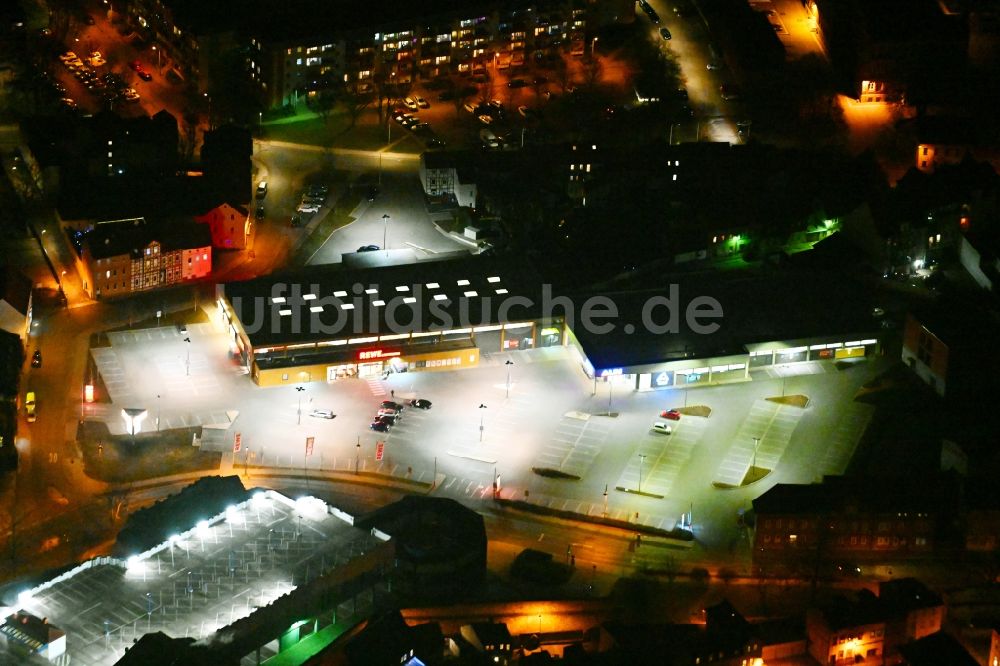 Nacht-Luftaufnahme Mühlhausen - Nachtluftbild Einkaufzentrum REWE und ALDI in Mühlhausen im Bundesland Thüringen, Deutschland