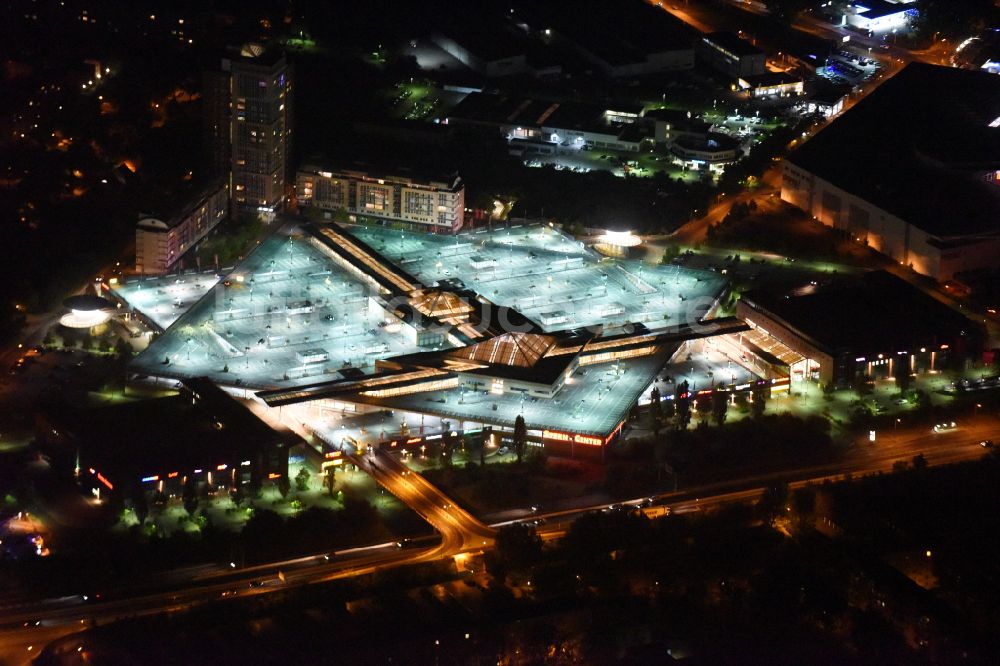 Nacht-Luftaufnahme Potsdam - Nachtluftbild Einkaufzentrum Stern- Center in Potsdam im Bundesland Brandenburg, Deutschland