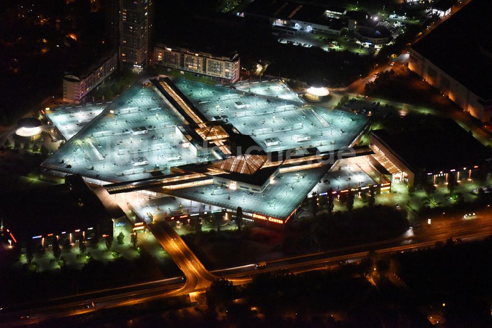 Potsdam bei Nacht von oben - Nachtluftbild Einkaufzentrum Stern- Center in Potsdam im Bundesland Brandenburg, Deutschland