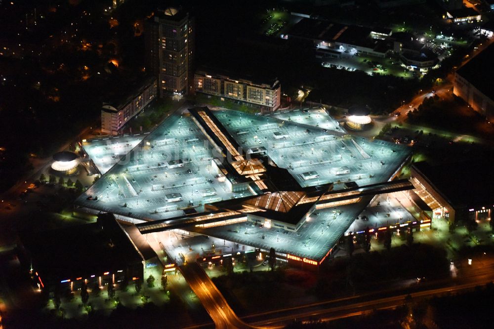 Potsdam bei Nacht aus der Vogelperspektive: Nachtluftbild Einkaufzentrum Stern- Center in Potsdam im Bundesland Brandenburg, Deutschland