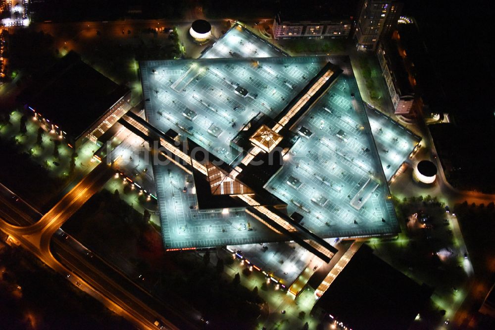 Potsdam bei Nacht von oben - Nachtluftbild Einkaufzentrum Stern- Center in Potsdam im Bundesland Brandenburg, Deutschland