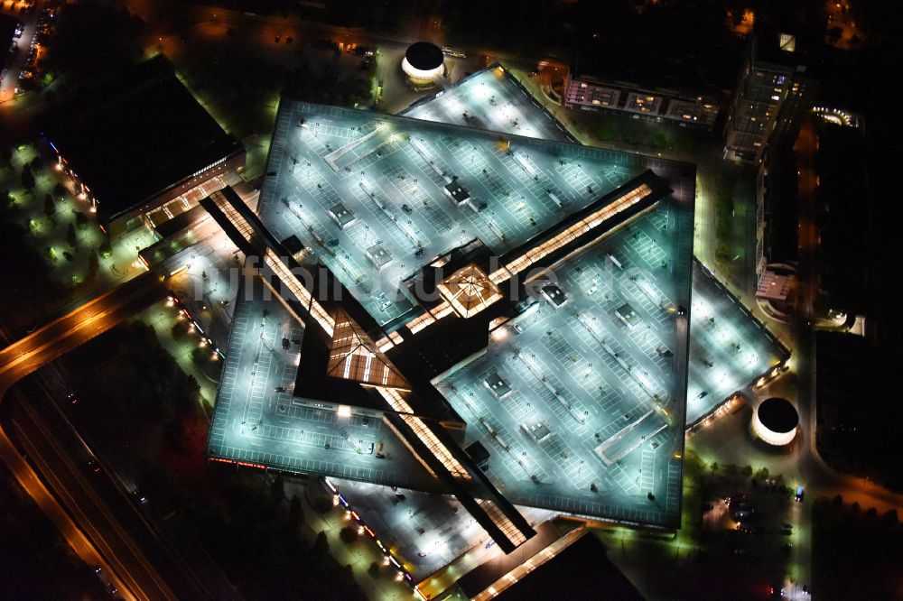 Potsdam bei Nacht aus der Vogelperspektive: Nachtluftbild Einkaufzentrum Stern- Center in Potsdam im Bundesland Brandenburg, Deutschland